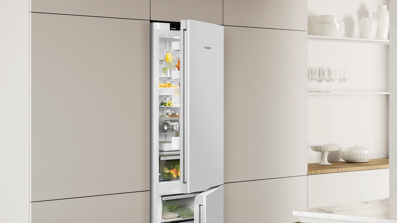 【CPC-LSF】T.H様 CNc 5703 Pure NoFrost Combined fridge-freezers with EasyFresh and